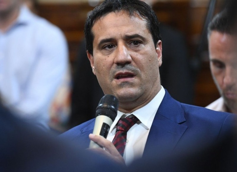 El derrotero de Maximiliano Abad refleja las tensiones internas que fragmentan al radicalismo bonaerense.