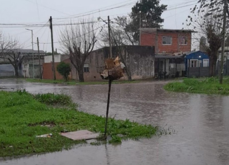 Tras los 130 mm de marzo, la ciudad enfrenta un nuevo temporal con infraestructura sin mejoras. Se repiten las mismas postales: calles tapadas y evacuaciones.

