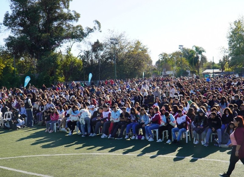 Estudiantes de 60 escuelas secundarias públicas recibieron un total de 3743 dispositivos. 