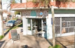 Locura en Merlo: un auto fuera de control se incrustó en una panadería